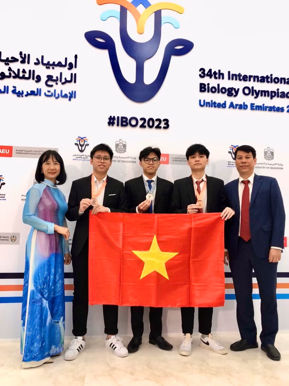 Học sinh Việt Nam giành ba huy chương Olympic Sinh học quốc tế 2023. Học sinh Việt Nam giành ba huy chương Olympic Sinh học quốc tế 2023.