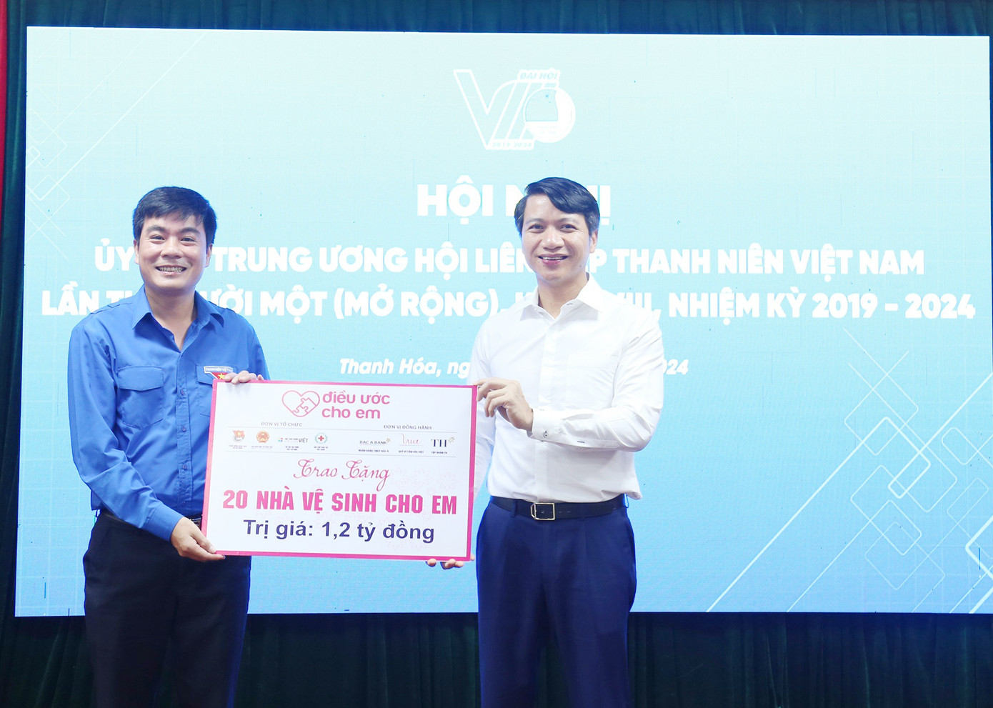 Bí thư thường trực T.Ư Đoàn, Chủ tịch T.Ư Hội LHTN Việt Nam Nguyễn Ngọc Lương trao biển tượng trưng 20 công trình “Nhà vệ sinh cho em”. Bí thư thường trực T.Ư Đoàn, Chủ tịch T.Ư Hội LHTN Việt Nam Nguyễn Ngọc Lương trao biển tượng trưng 20 công trình “Nhà vệ sinh cho em”.