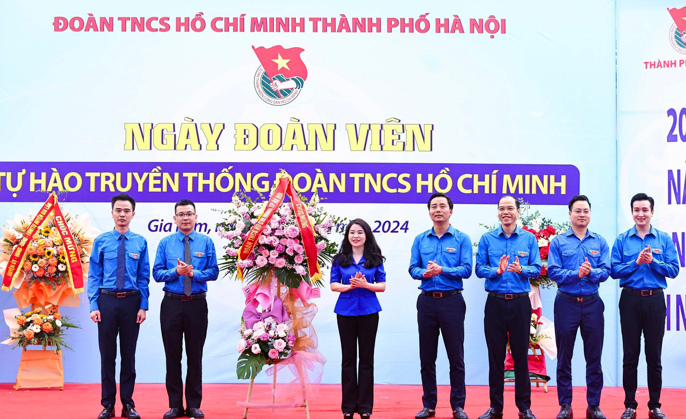 Ngoài ra, trong chương trình còn tổ chức chung kết giải bóng đá Mùa Xuân; tặng mã QR thanh toán cho các hộ kinh doanh, triển khai mô hình chợ dân sinh không tiền mặt; khánh thành công trình thanh niên: Số hóa di tích ứng dụng công nghệ VR 360; tổ chức ngày hội tư vấn, hướng nghiệp cho đoàn viên, thanh niên khối THPT; cấp chữ ký số cho đoàn viên, thanh niên…