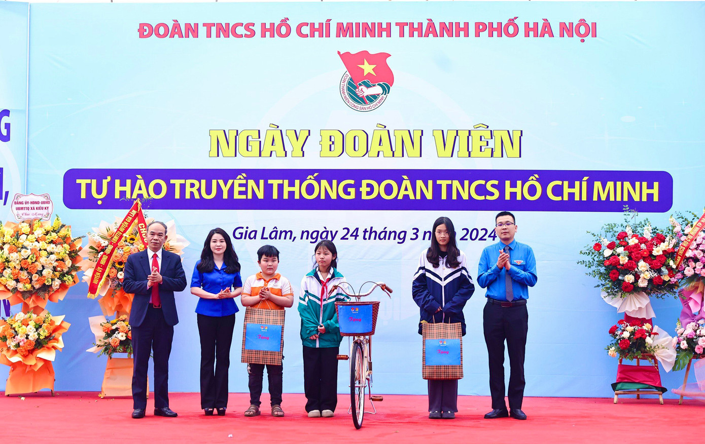 Ngoài ra, trong chương trình còn tổ chức chung kết giải bóng đá Mùa Xuân; tặng mã QR thanh toán cho các hộ kinh doanh, triển khai mô hình chợ dân sinh không tiền mặt; khánh thành công trình thanh niên: Số hóa di tích ứng dụng công nghệ VR 360; tổ chức ngày hội tư vấn, hướng nghiệp cho đoàn viên, thanh niên khối THPT; cấp chữ ký số cho đoàn viên, thanh niên…