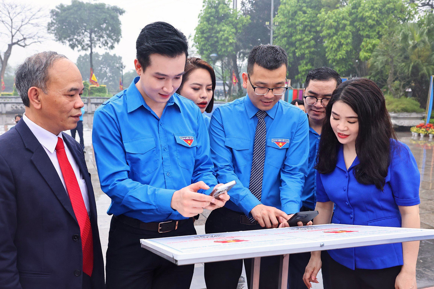 Trong những năm qua, các cấp bộ Đoàn trên toàn thành phố đã triển khai nhiều hoạt động tập hợp, đoàn kết thanh niên như: Phát triển tổ chức Đoàn, Hội trong doanh nghiệp, trường học ngoài nhà nước; thành lập các chi đoàn, chi hội thanh niên tại khu lưu trú, nhà trọ, khu vực chung cư, đô thị mới; tặng quà cho thanh niên công nhân xa quê; khám bệnh và cấp thuốc miễn phí…