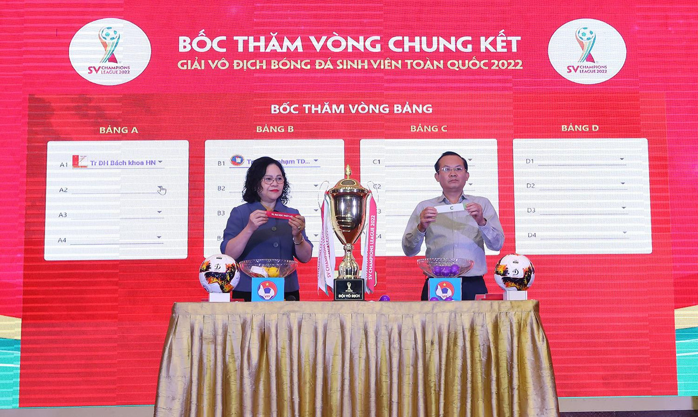 Bà Ngô Thị Minh, Thứ trưởng Bộ GD - ĐT bốc thăm Vòng chung kết Giải vô địch Bóng đá sinh viên toàn quốc.