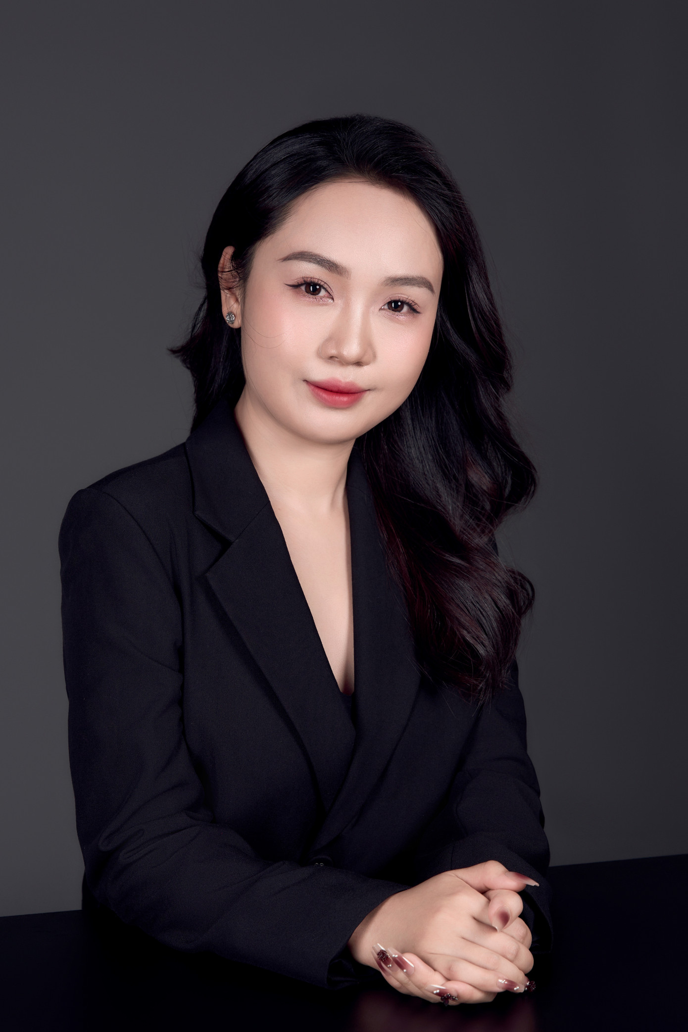 Lê Thị Hồng - Giám đốc Công ty TNHH In Nhật Hàn, là người sáng lập và tạo công ăn việc làm cho hơn 300 nhân viên. Chị đã đạt nhiều danh hiệu cao quý, gồm Top 10 'Doanh nhân trẻ Thăng Long 2024', 'Thanh niên tiên tiến làm theo lời Bác toàn quốc' năm 2023, và Top 10 'Doanh nhân trẻ khởi nghiệp xuất sắc' 2023. Lê Thị Hồng còn được khen thưởng vì thành tích trong khởi nghiệp và công tác Hội, cũng như tham gia các hoạt động xã hội từ thiện và phong trào doanh nghiệp trẻ tại Hà Nội. Lê Thị Hồng - Giám đốc Công ty TNHH In Nhật Hàn, là người sáng lập và tạo công ăn việc làm cho hơn 300 nhân viên. Chị đã đạt nhiều danh hiệu cao quý, gồm Top 10 'Doanh nhân trẻ Thăng Long 2024', 'Thanh niên tiên tiến làm theo lời Bác toàn quốc' năm 2023, và Top 10 'Doanh nhân trẻ khởi nghiệp xuất sắc' 2023. Lê Thị Hồng còn được khen thưởng vì thành tích trong khởi nghiệp và công tác Hội, cũng như tham gia các hoạt động xã hội từ thiện và phong trào doanh nghiệp trẻ tại Hà Nội.