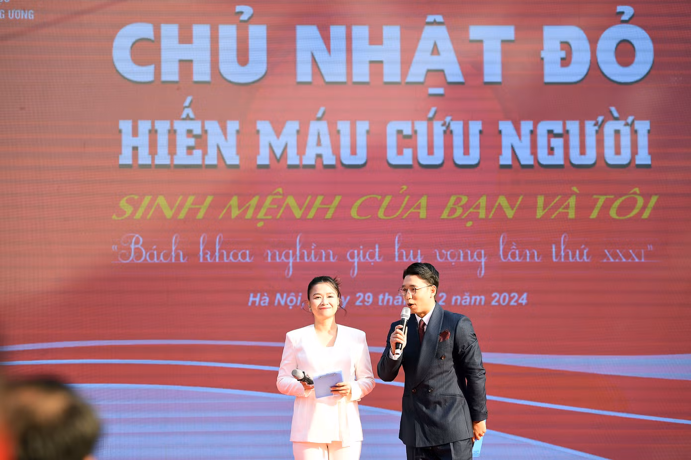 Bộ đôi MC Vũ Trang và Bảo Nhật đã khuấy động bầu không khí tại chương trình - Ảnh: DƯƠNG TRIỀU