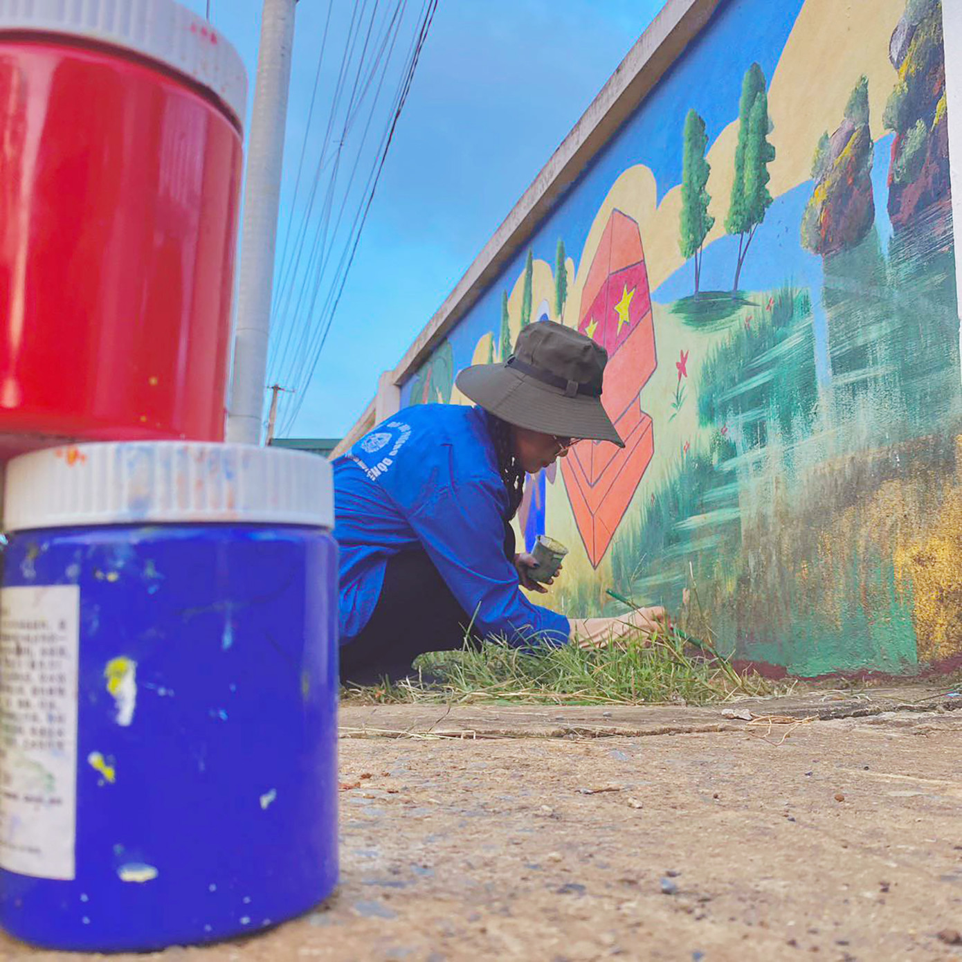 Màu áo xanh xuất hiện trên những con đường. Màu áo xanh xuất hiện trên những con đường.