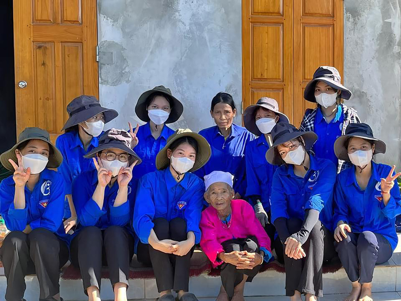 Sinh viên tình nguyện trường ĐH Phương Đông đã có cơ hội được ghé thăm và chia sẻ yêu thương đến với cụ Piềng. Sinh viên tình nguyện trường ĐH Phương Đông đã có cơ hội được ghé thăm và chia sẻ yêu thương đến với cụ Piềng.