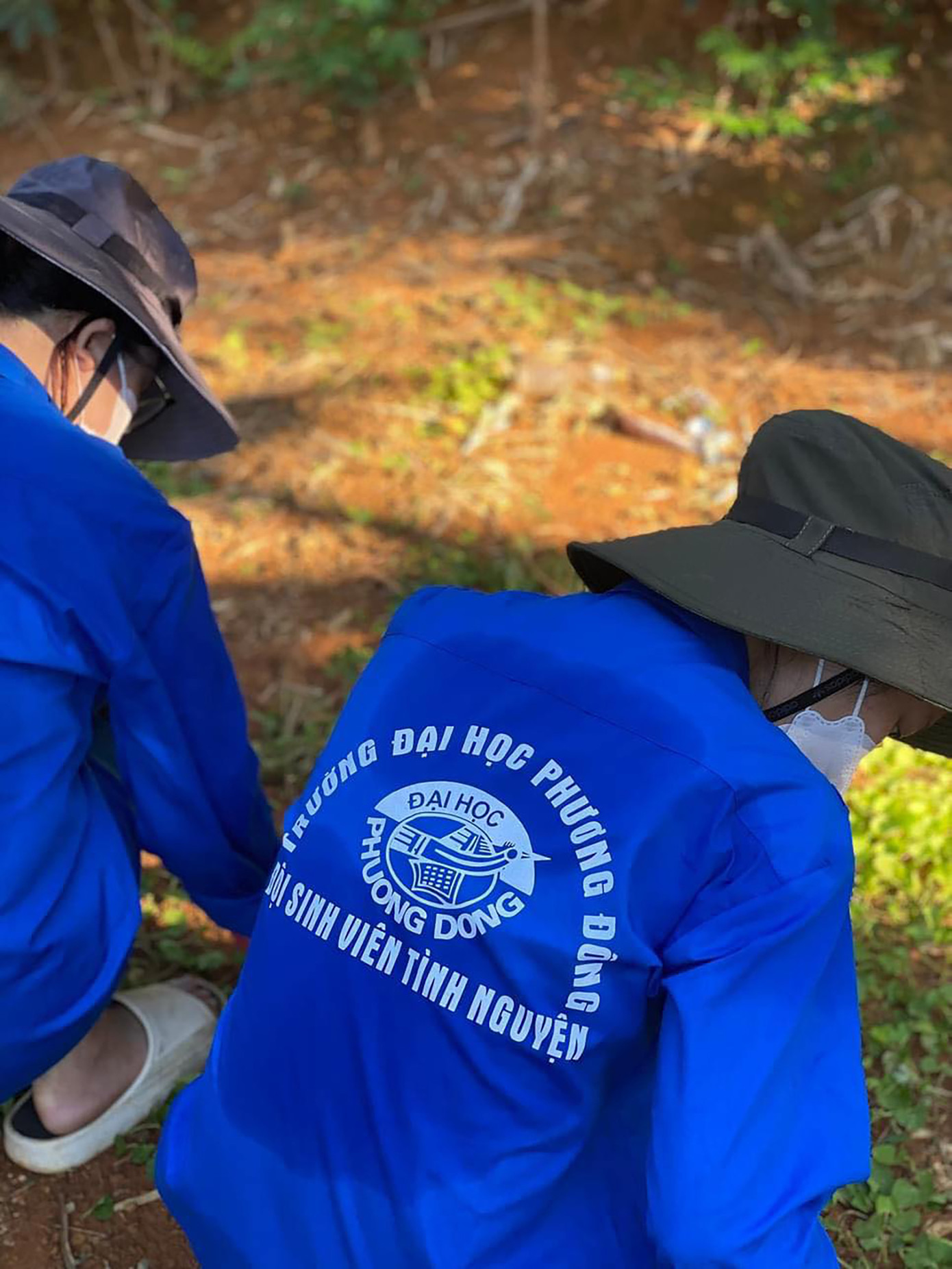 Gần 100 sinh viên tình nguyện trường ĐH Phương Đông, tham gia tình nguyện tại tỉnh hoà Bình. Gần 100 sinh viên tình nguyện trường ĐH Phương Đông, tham gia tình nguyện tại tỉnh hoà Bình.