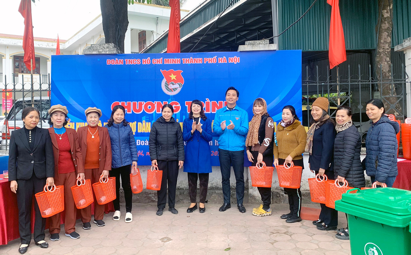 Thành Đoàn Hà Nội triển khai Mô hình chợ dân sinh giảm thiểu rác thải nhựa năm 2024 tại chợ Quỳnh Đô, xã Vĩnh Quỳnh, Huyện Thanh Trì.