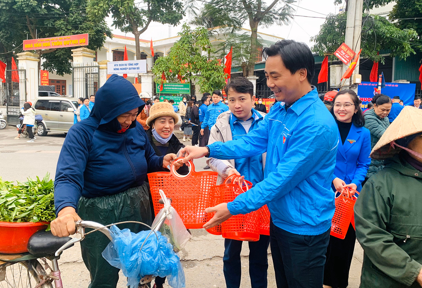 Thành Đoàn Hà Nội triển khai Mô hình chợ dân sinh giảm thiểu rác thải nhựa năm 2024 tại chợ Quỳnh Đô, xã Vĩnh Quỳnh, Huyện Thanh Trì.