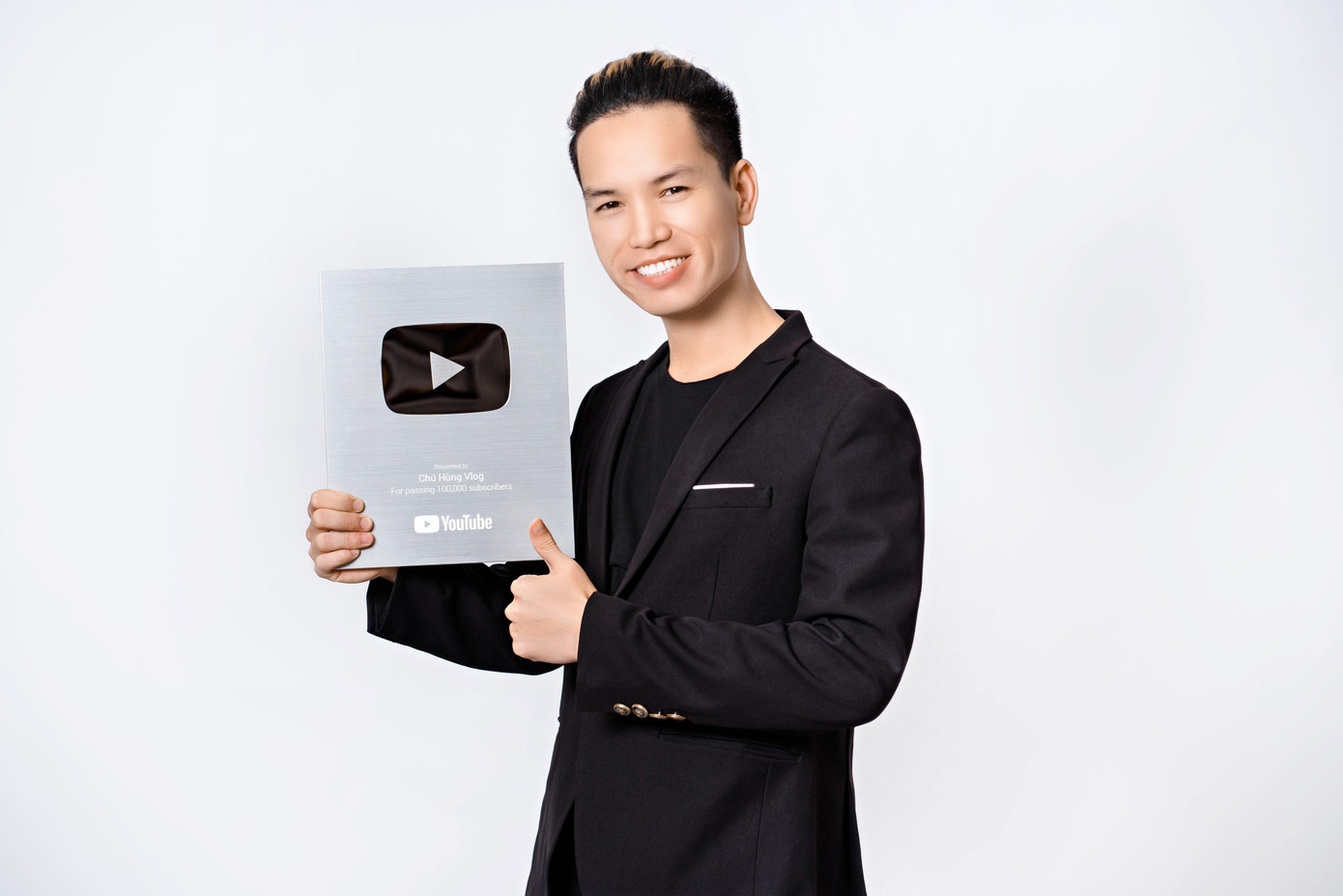 Anh Hùng nhận được nút Bạc của YouTube khi thực hiện nhiều video hướng dẫn chụp hình ý nghĩa, được nhiều người yêu thích. Anh Hùng nhận được nút Bạc của YouTube khi thực hiện nhiều video hướng dẫn chụp hình ý nghĩa, được nhiều người yêu thích.