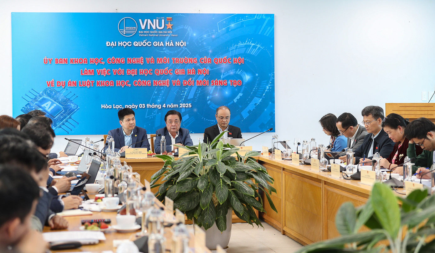 Ban Giám đốc ĐHQG Hà Nội đã có buổi làm việc với Đoàn công tác của Thường trực Ủy ban Khoa học - Công nghệ - Môi trường của Quốc hội do ông Lê Minh Hoan - Ủy viên T.Ư Đảng, Phó Chủ tịch Quốc hội làm trưởng đoàn.