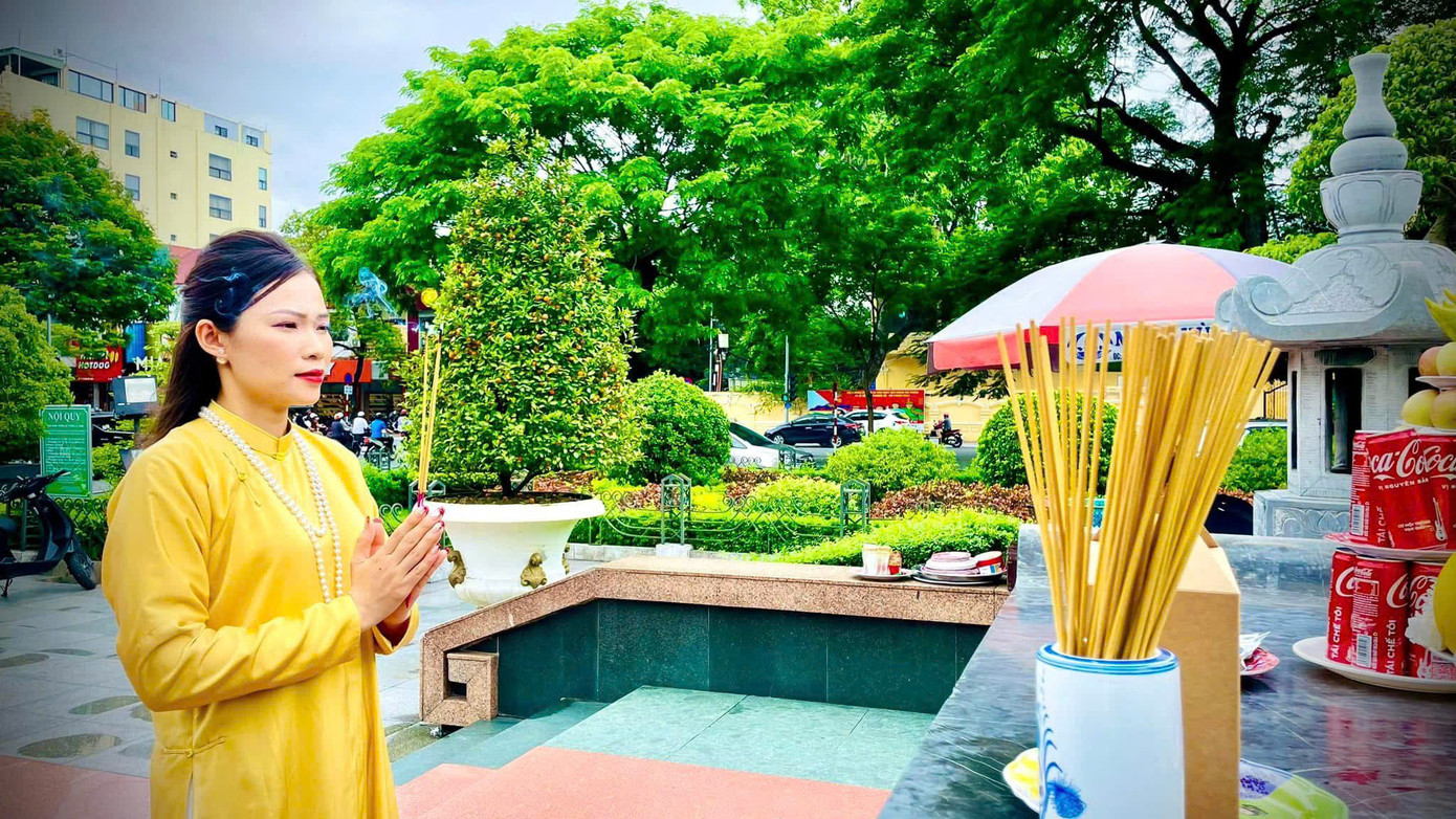 Ngày 23 tháng Chạp hằng năm, TS Nguyễn Thị Trang dành thời gian cầu mong những điều bình an. Ảnh: NVCC