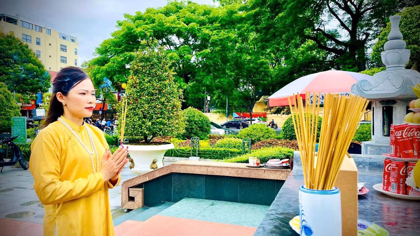 Ngày 23 tháng Chạp hằng năm, TS Nguyễn Thị Trang dành thời gian cầu mong những điều bình an. Ảnh: NVCC Ngày 23 tháng Chạp hằng năm, TS Nguyễn Thị Trang dành thời gian cầu mong những điều bình an. Ảnh: NVCC