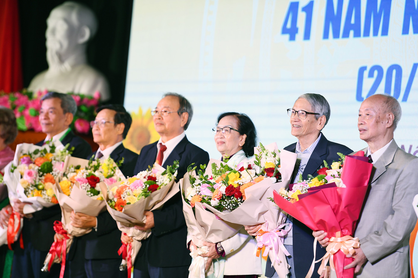 Các nhà giáo được vinh danh tại chương trình.