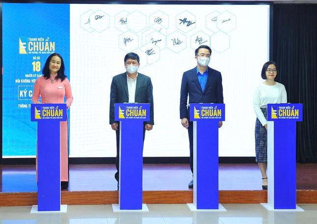 Các đại biểu thực hiện nghi thức phát động chiến dịch "Thanh niên chuẩn - Nói không với định kiến giới".