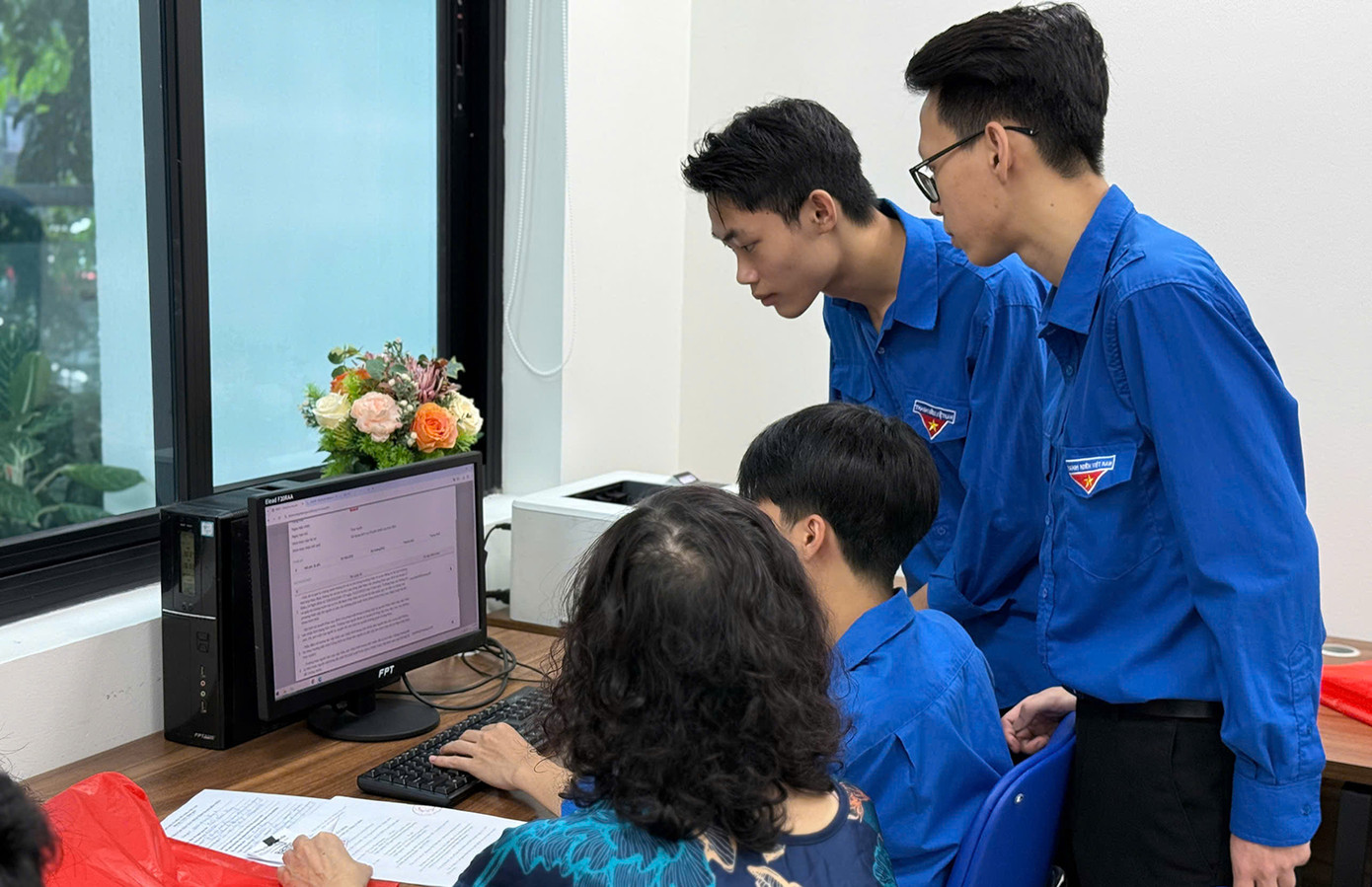 Sinh viên Học viện Thanh thiếu niên Việt Nam hỗ trợ người dân tại Trung tâm Hành chính công phường Đống Đa, TP. Hà Nội. Sinh viên Học viện Thanh thiếu niên Việt Nam hỗ trợ người dân tại Trung tâm Hành chính công phường Đống Đa, TP. Hà Nội.