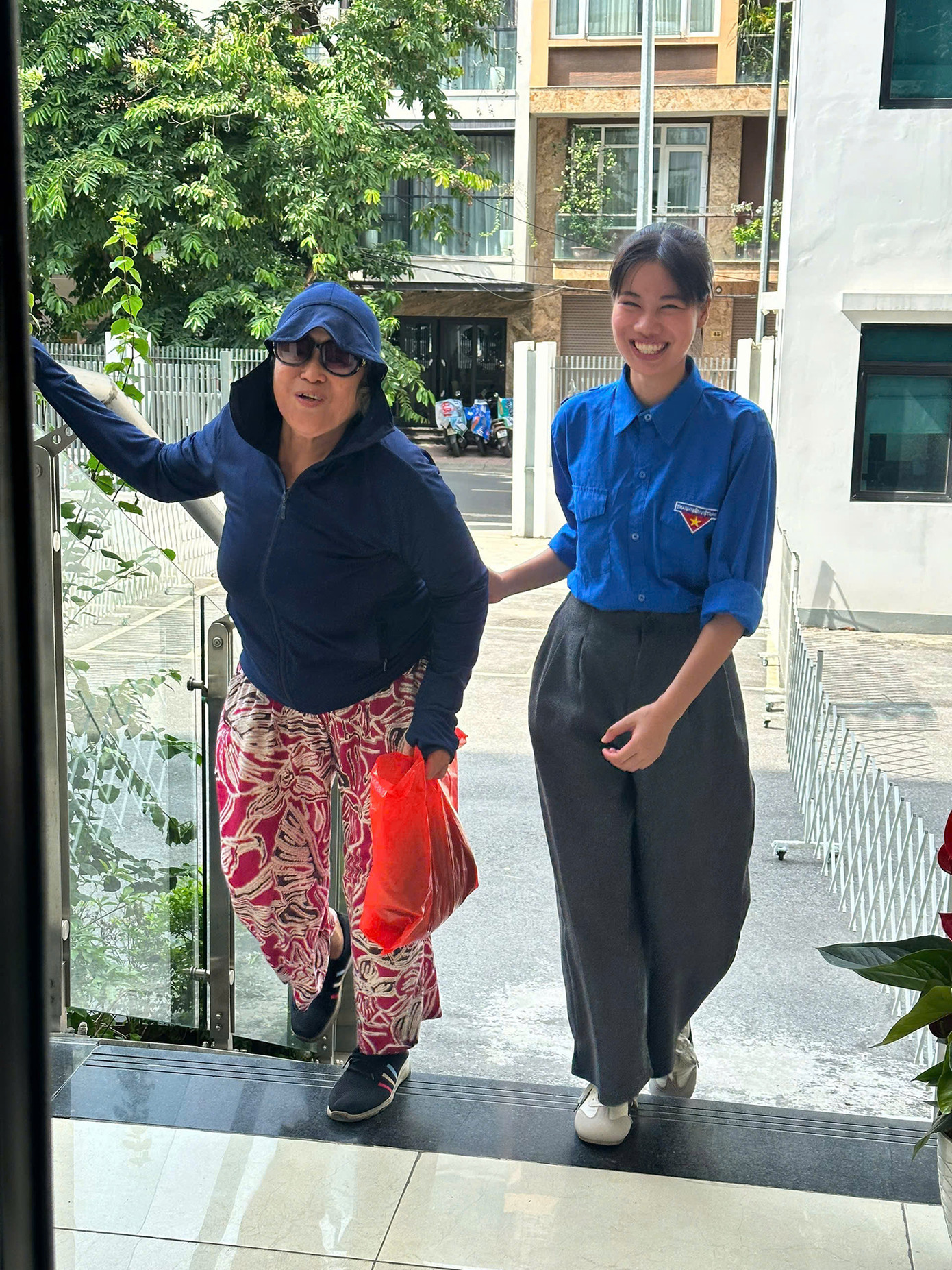 Sinh viên hỗ trợ người dân làm thủ tục tại Trung tâm Hành chính công. Sinh viên hỗ trợ người dân làm thủ tục tại Trung tâm Hành chính công.