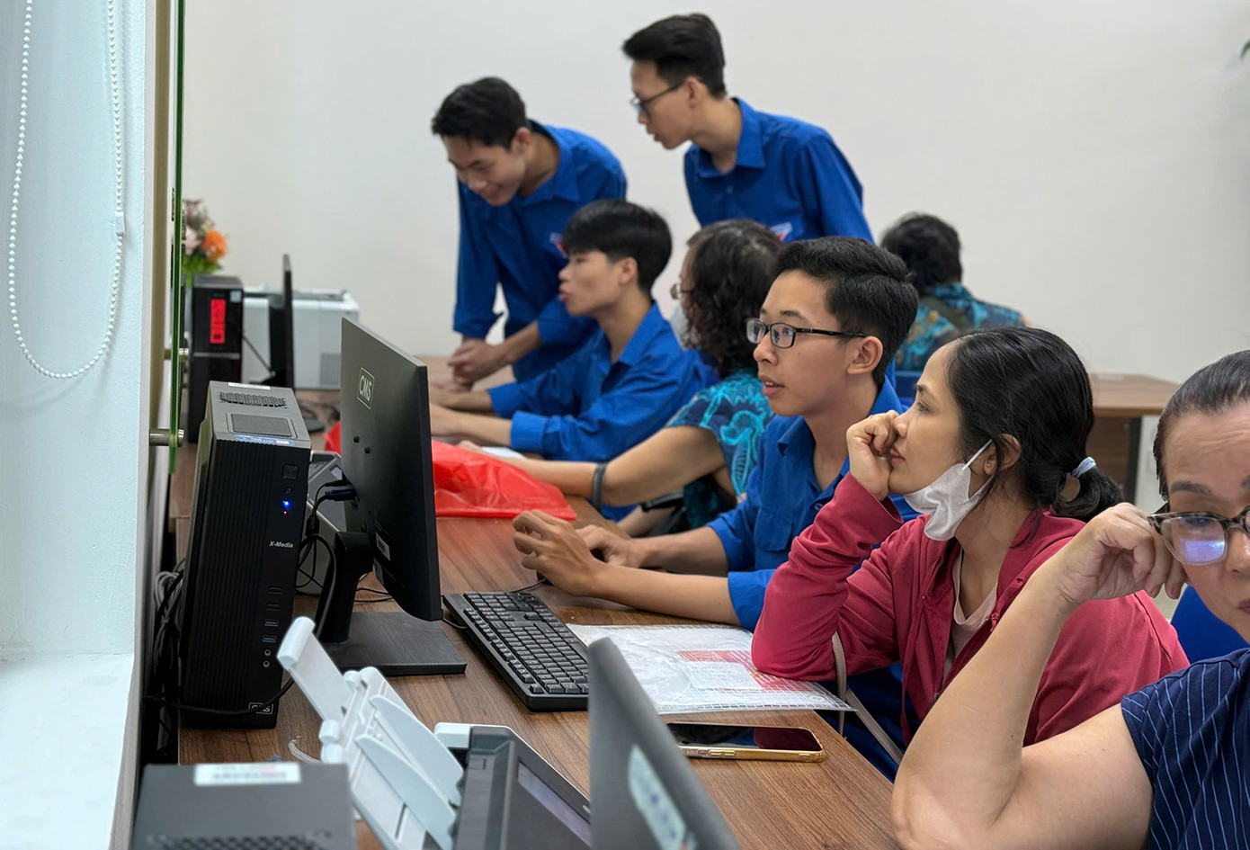 Sinh viên Học viện Thanh thiếu niên Việt Nam hỗ trợ người dân tại Trung tâm Hành chính công phường Đống Đa, TP. Hà Nội. Sinh viên Học viện Thanh thiếu niên Việt Nam hỗ trợ người dân tại Trung tâm Hành chính công phường Đống Đa, TP. Hà Nội.