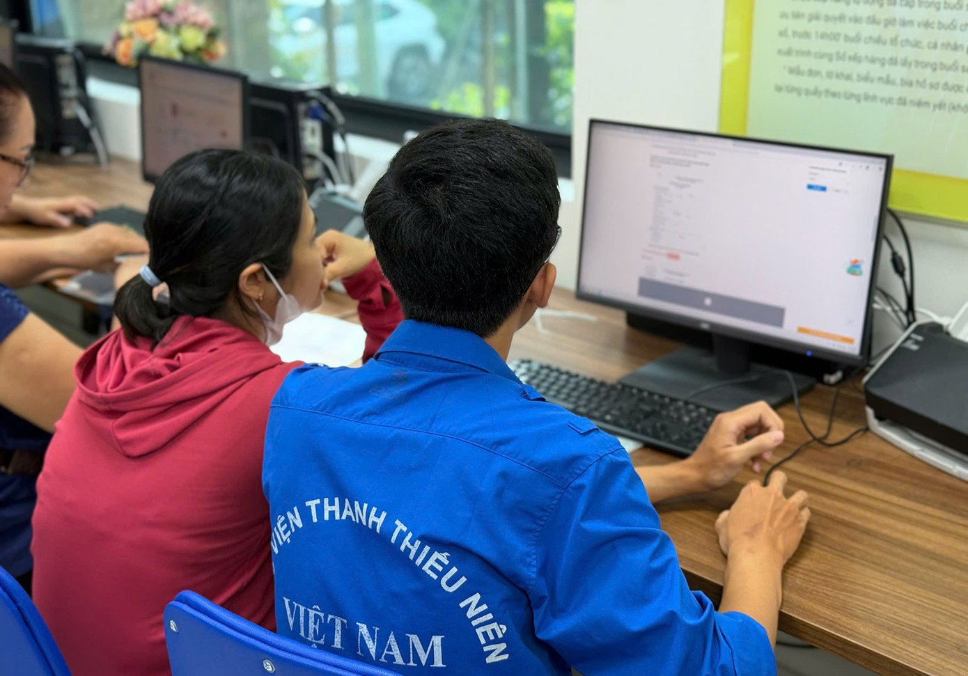 Sinh viên Học viện Thanh thiếu niên Việt Nam hỗ trợ người dân tại Trung tâm Hành chính công phường Đống Đa, TP. Hà Nội. Sinh viên Học viện Thanh thiếu niên Việt Nam hỗ trợ người dân tại Trung tâm Hành chính công phường Đống Đa, TP. Hà Nội.