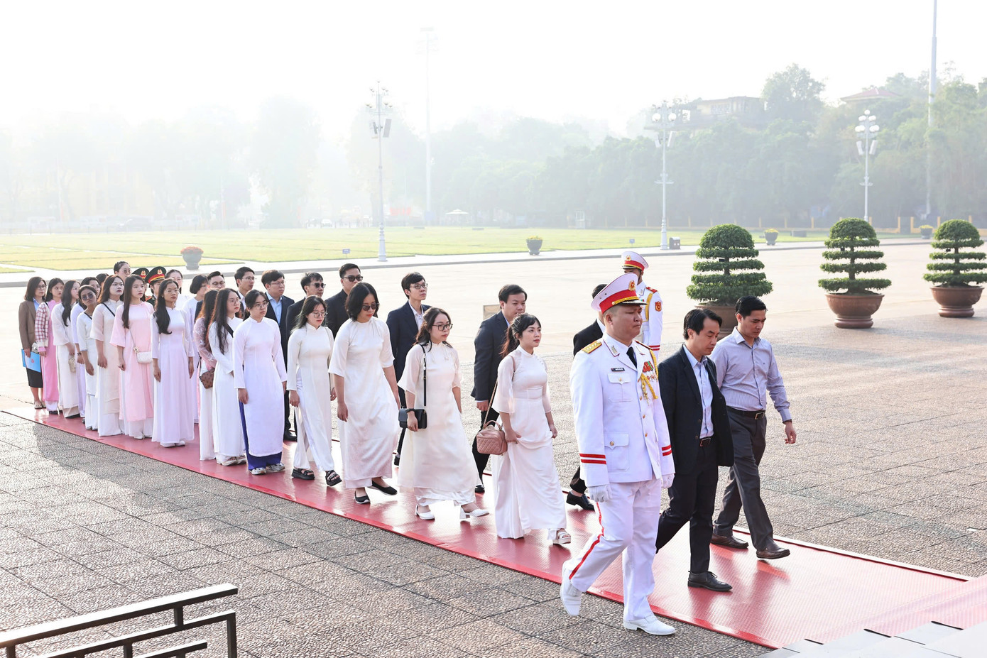 Các đại biểu vào lăng viếng Chủ tịch Hồ Chí Minh.