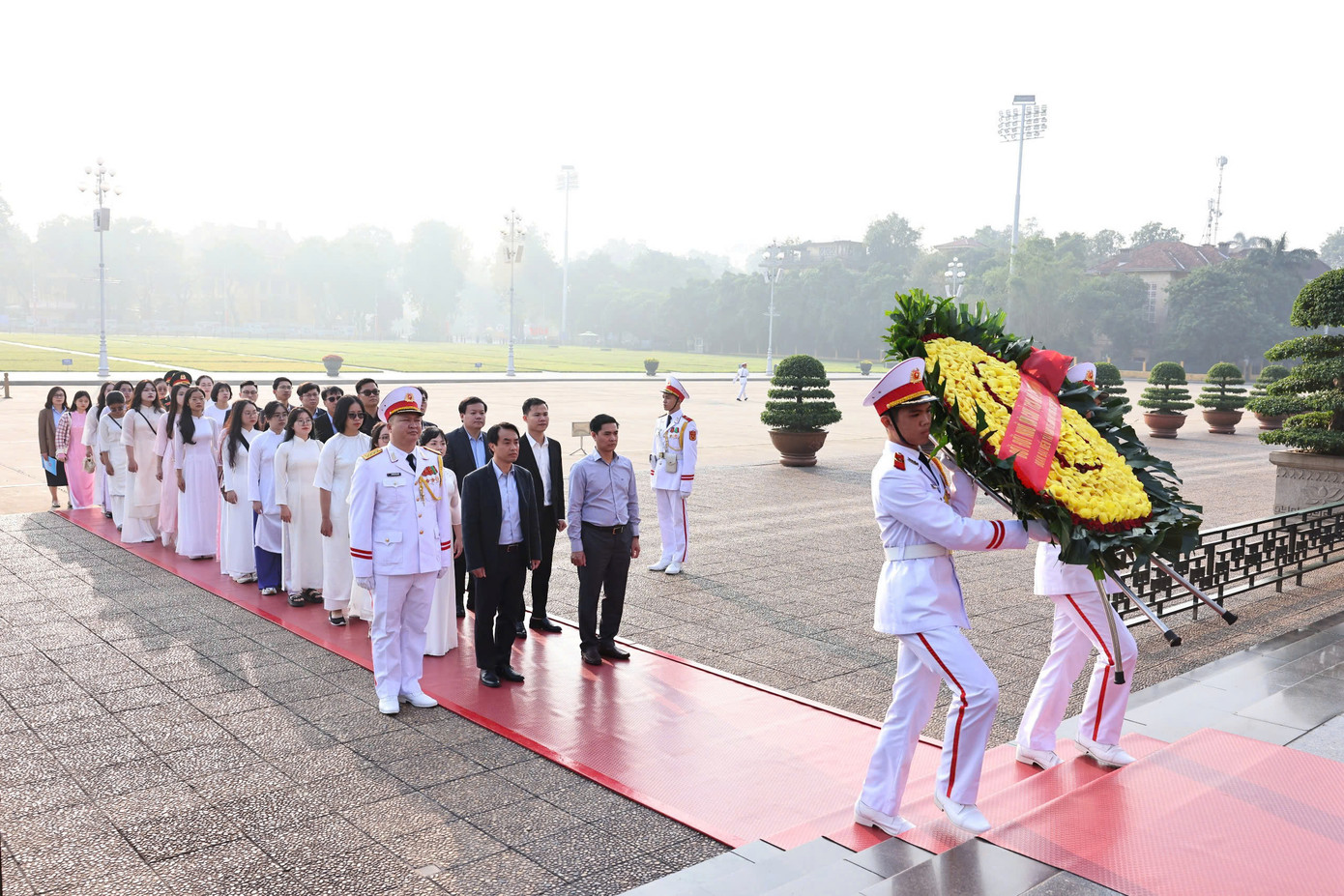 Các đại biểu vào lăng viếng Chủ tịch Hồ Chí Minh.
