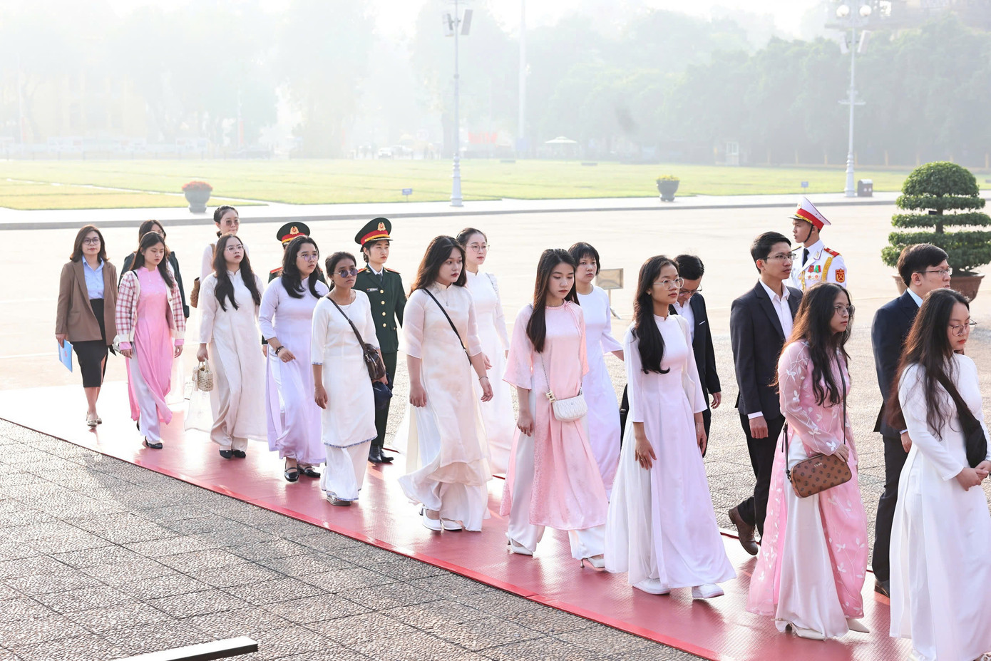 Các đại biểu vào lăng viếng Chủ tịch Hồ Chí Minh.