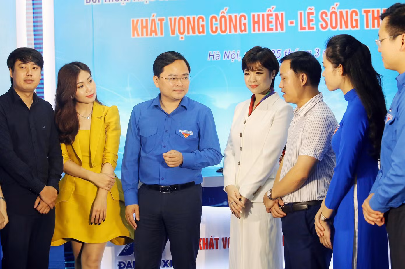 Anh Nguyễn Anh Tuấn, Ủy viên T.Ư Đảng, Bí thư thứ nhất T.Ư Đoàn và các bạn trẻ tại buổi đối thoại với đoàn viên, thanh niên, thiếu nhi trong và ngoài nước, với chủ đề “Khát vọng cống hiến - Lẽ sống thanh niên”. Ảnh: DUY PHẠM Anh Nguyễn Anh Tuấn, Ủy viên T.Ư Đảng, Bí thư thứ nhất T.Ư Đoàn và các bạn trẻ tại buổi đối thoại với đoàn viên, thanh niên, thiếu nhi trong và ngoài nước, với chủ đề “Khát vọng cống hiến - Lẽ sống thanh niên”. Ảnh: DUY PHẠM