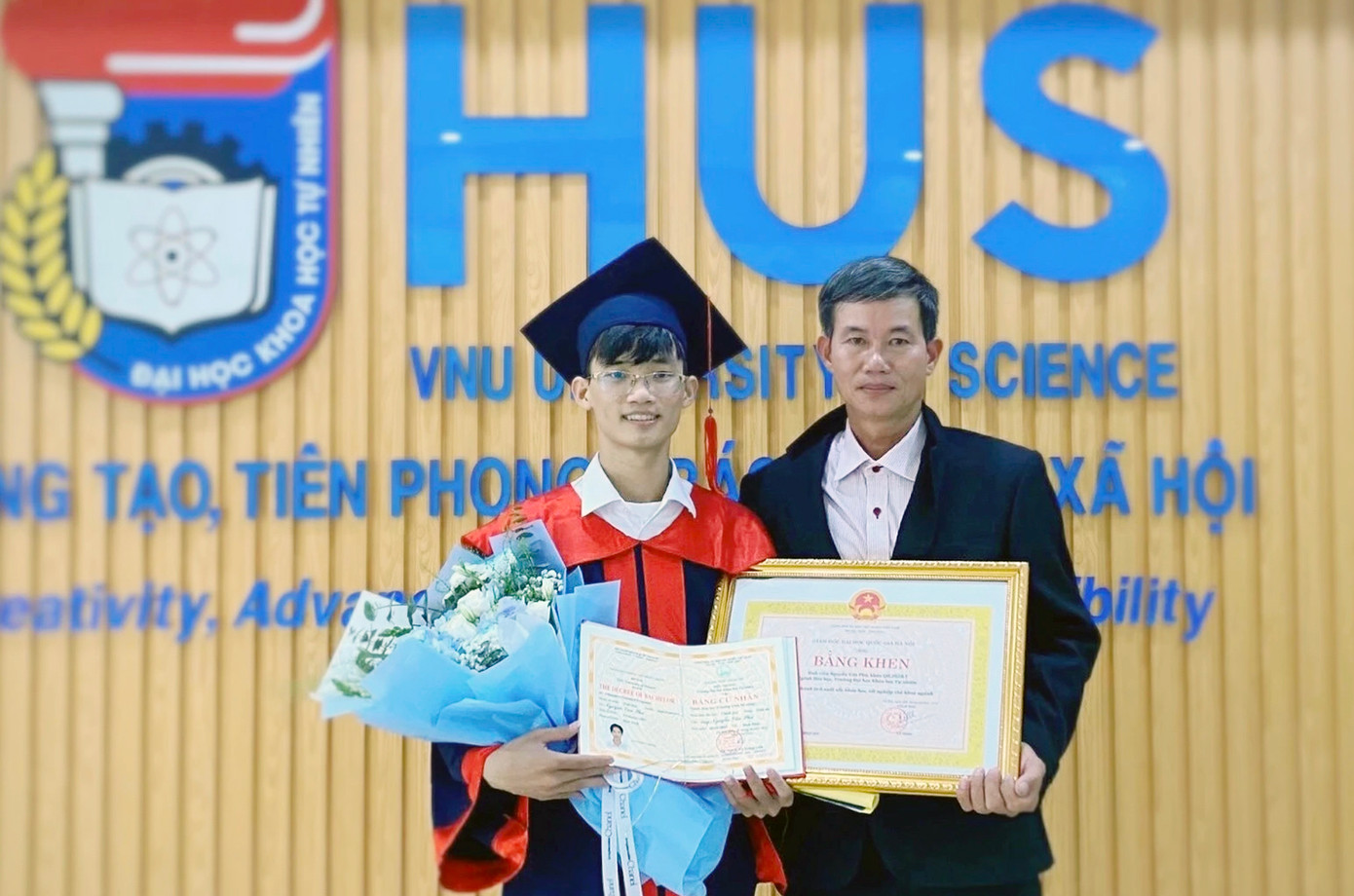 Từ chàng trai miền Trung mê game đến Thủ khoa trường ĐH Khoa học Tự nhiên (ĐHQG Hà Nội) là cả một hành trình nỗ lực của Nguyễn Văn Phú.