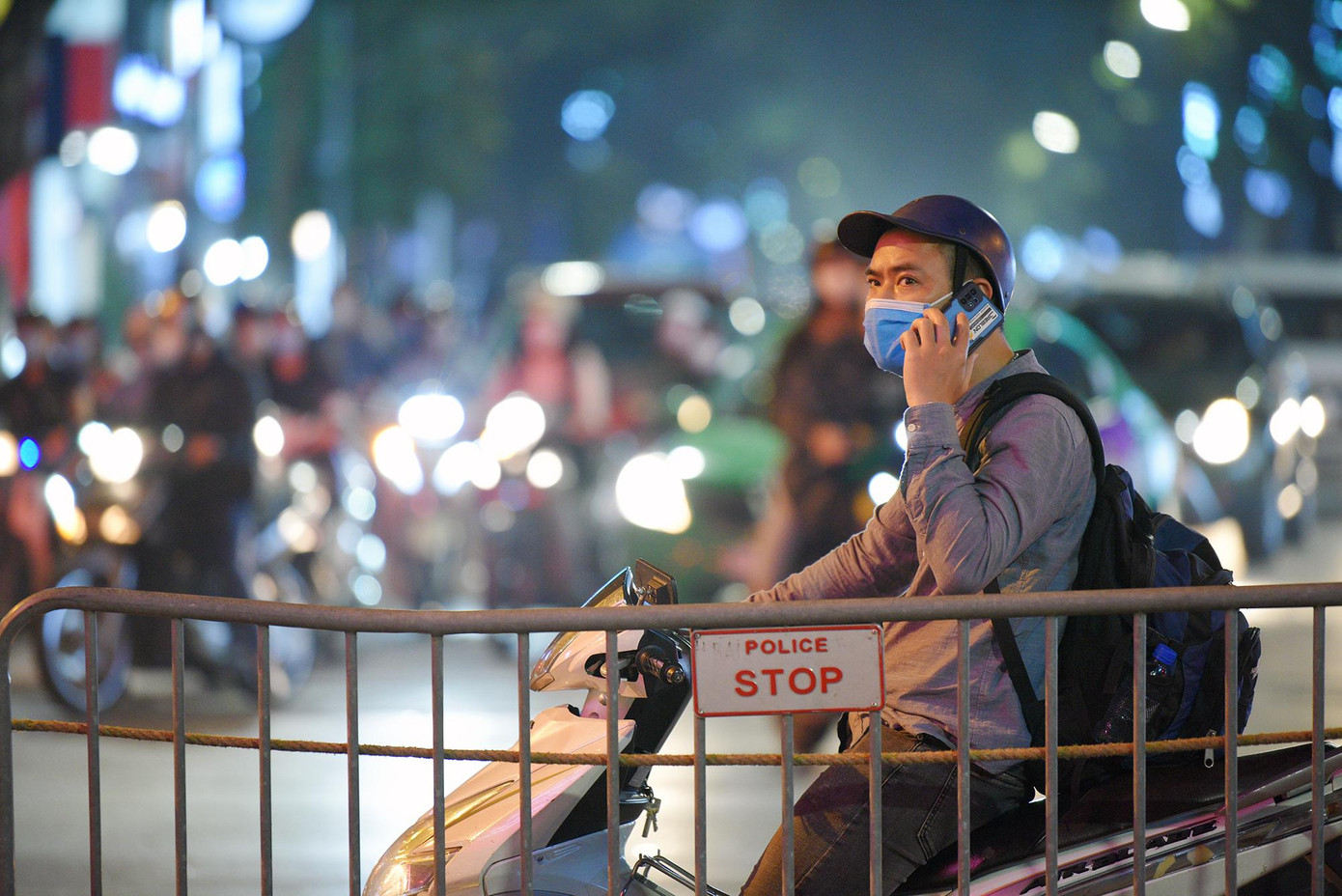Nhiều bạn trẻ chọn không gian phố đi bộ Hồ Gươm làm điểm đến lí tưởng mỗi dịp cuối tuần. Nhiều bạn trẻ chọn không gian phố đi bộ Hồ Gươm làm điểm đến lí tưởng mỗi dịp cuối tuần.