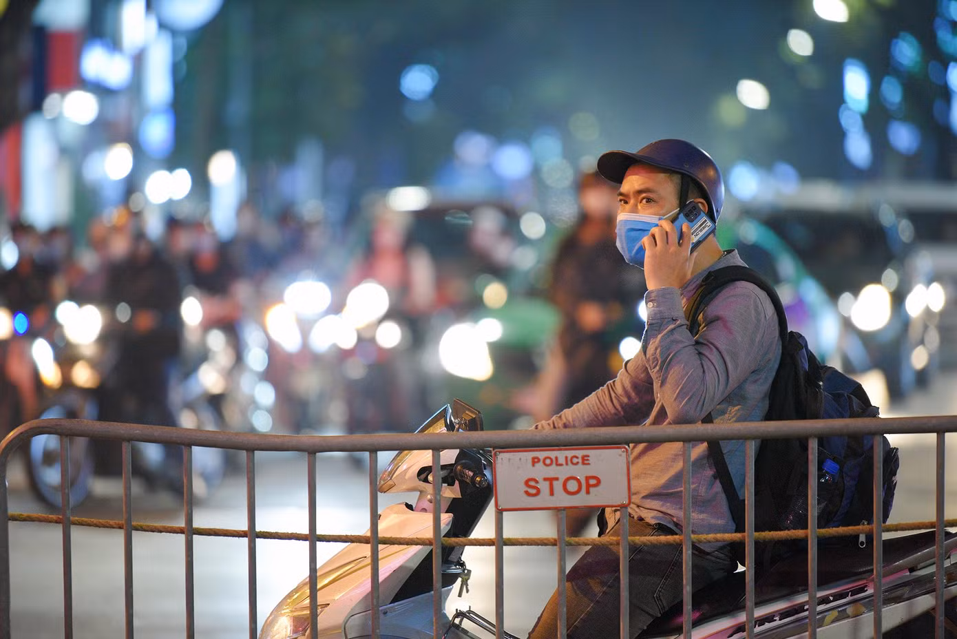 Nhiều bạn trẻ chọn không gian phố đi bộ Hồ Gươm làm điểm đến lí tưởng mỗi dịp cuối tuần.