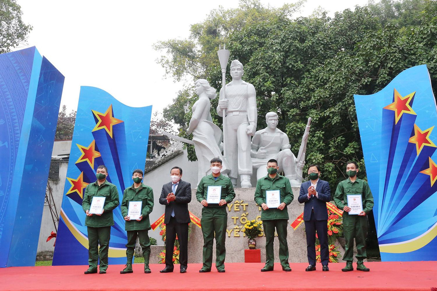 Anh Nguyễn Anh Tuấn (thứ 2 từ phải sang trong ảnh) và đại diện lãnh đạo TP. Hà Nội trao sổ tiết kiệm tặng thanh niên tình nguyện lên đường nhập ngũ có hoàn cảnh khó khăn. Anh Nguyễn Anh Tuấn (thứ 2 từ phải sang trong ảnh) và đại diện lãnh đạo TP. Hà Nội trao sổ tiết kiệm tặng thanh niên tình nguyện lên đường nhập ngũ có hoàn cảnh khó khăn.