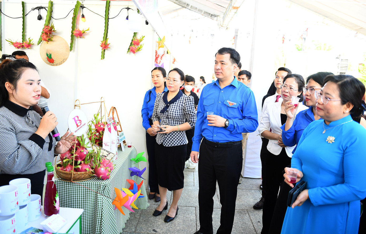 Các mô hình thanh niên khởi nghiệp trưng bày bên lề Lễ trao Giải thưởng Lương Định Của năm 2023, tại Sóc Trăng. Ảnh: DƯƠNG TRIỀU