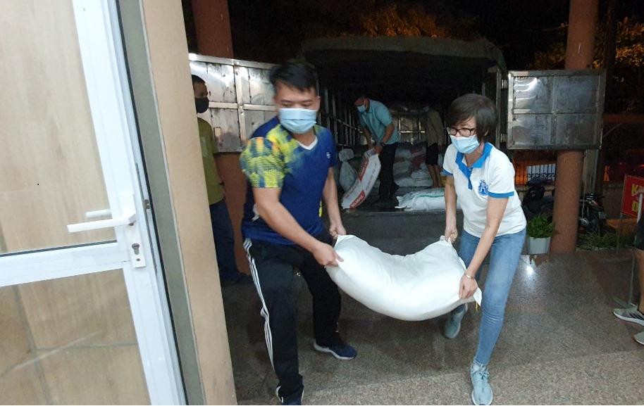 Thầy, cô giáo ĐH Mở Hà Nội vận chuyển nhu yếu phẩm hỗ trợ sinh viên trong những ngày Hà Nội giãn cách.