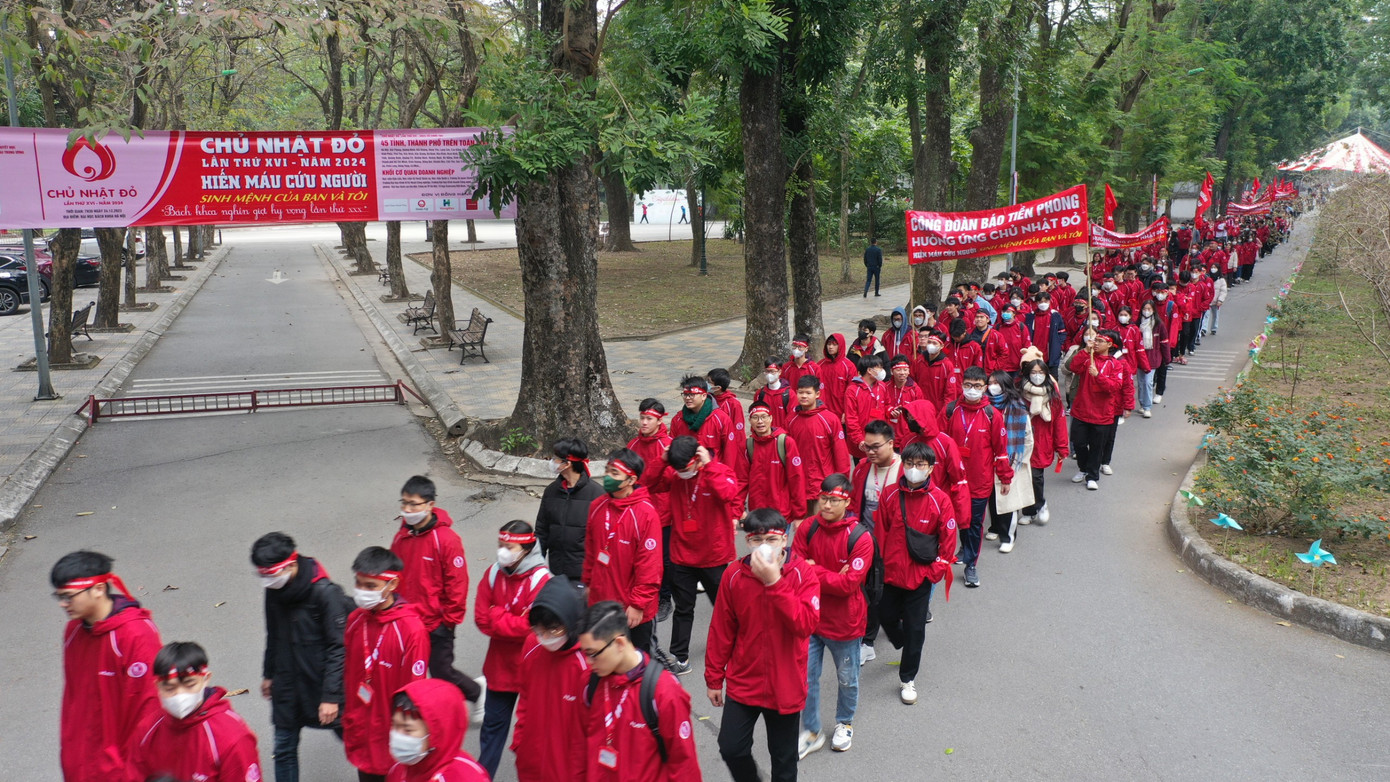 Sinh viên ĐH Bách khoa Hà Nội, Học viện Quân y tham gia hưởng ứng chương trình.