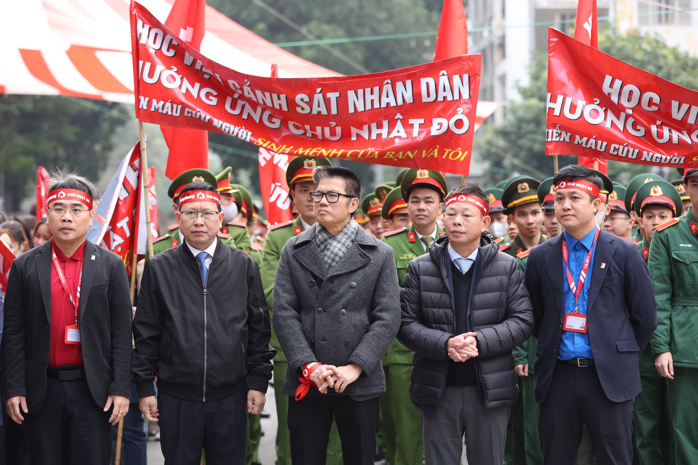Nhà báo Đoàn Công Huynh - Nguyên Tổng Biên tập Báo Tiền Phong. Nhà báo Phùng Công Sưởng - Phó Tổng Biên tập Báo Tiền Phong tham gia diễu hành hưởng ứng chương trình.