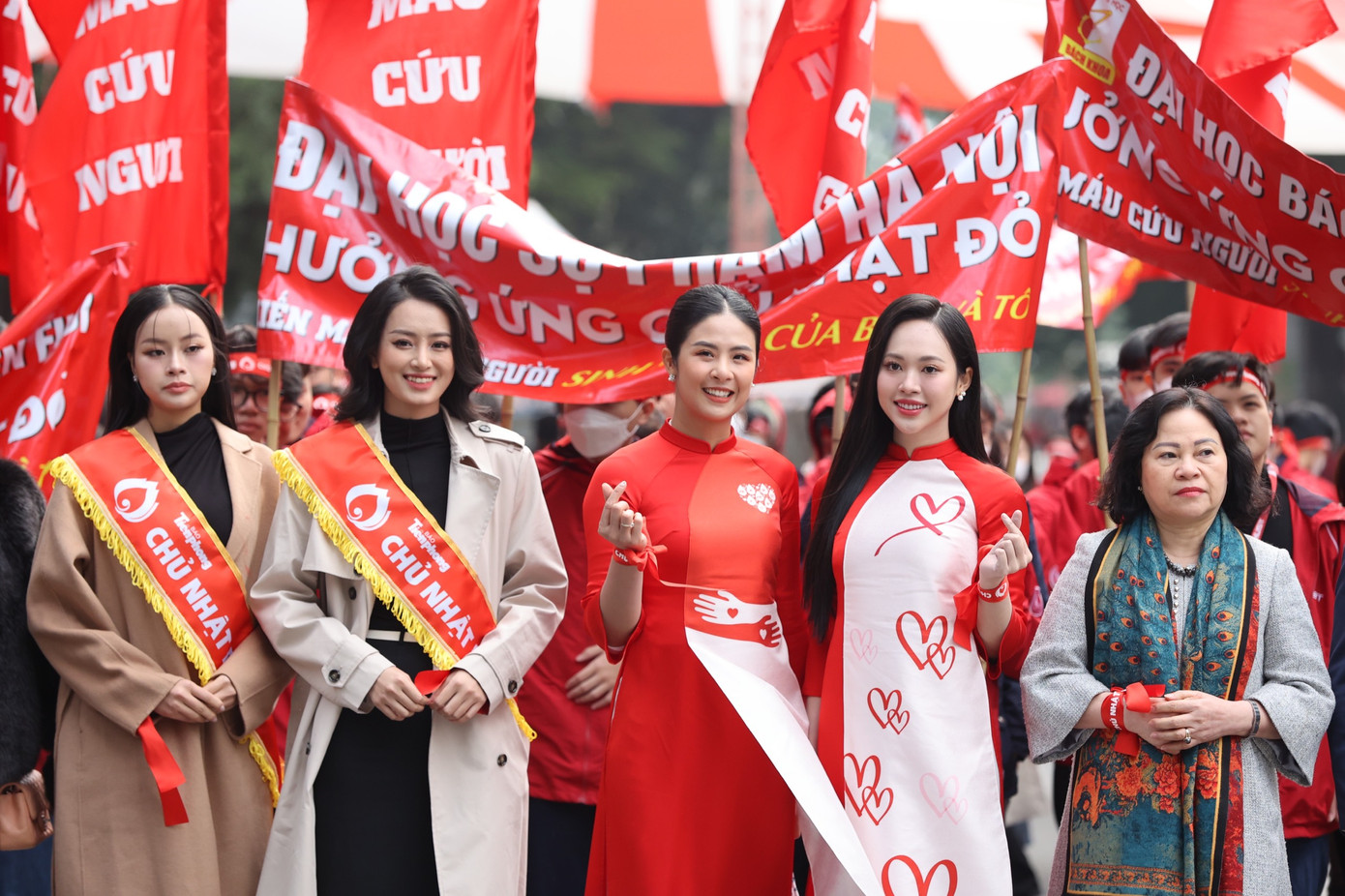 Hoa hậu Ngọc Hân cùng dàn người đẹp tham gia hưởng ứng chương trình.