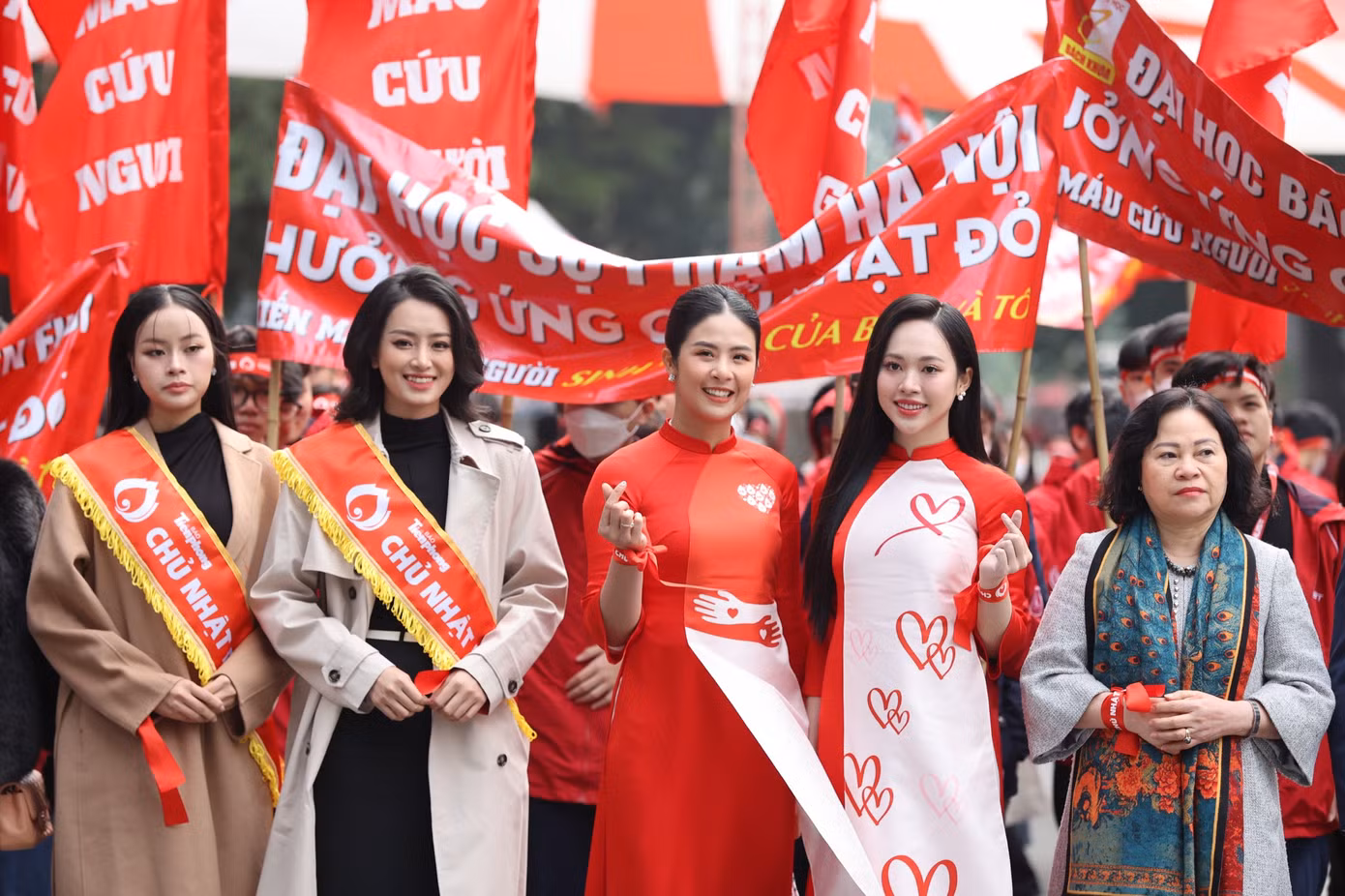 Hoa hậu Ngọc Hân cùng dàn người đẹp tham gia hưởng ứng chương trình.