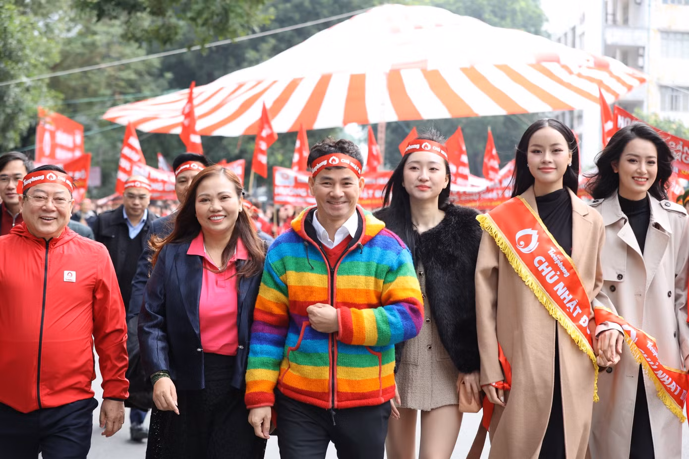 Khuấy động không khí bằng màn giao lưu với hàng trăm sinh viên, NSƯT Xuân Bắc cho biết, anh thực sự may mắn khi được tham gia sự kiện Chủ Nhật Đỏ hằng năm, bên cạnh đó là sự vinh dự khi được góp phần nhỏ bé của mình trong thành công của chương trình. “Nếu như không có từng giọt máu sẽ không có đơn vị máu cần thiết mang đến mọi người”, NSƯT Xuân Bắc cho biết.