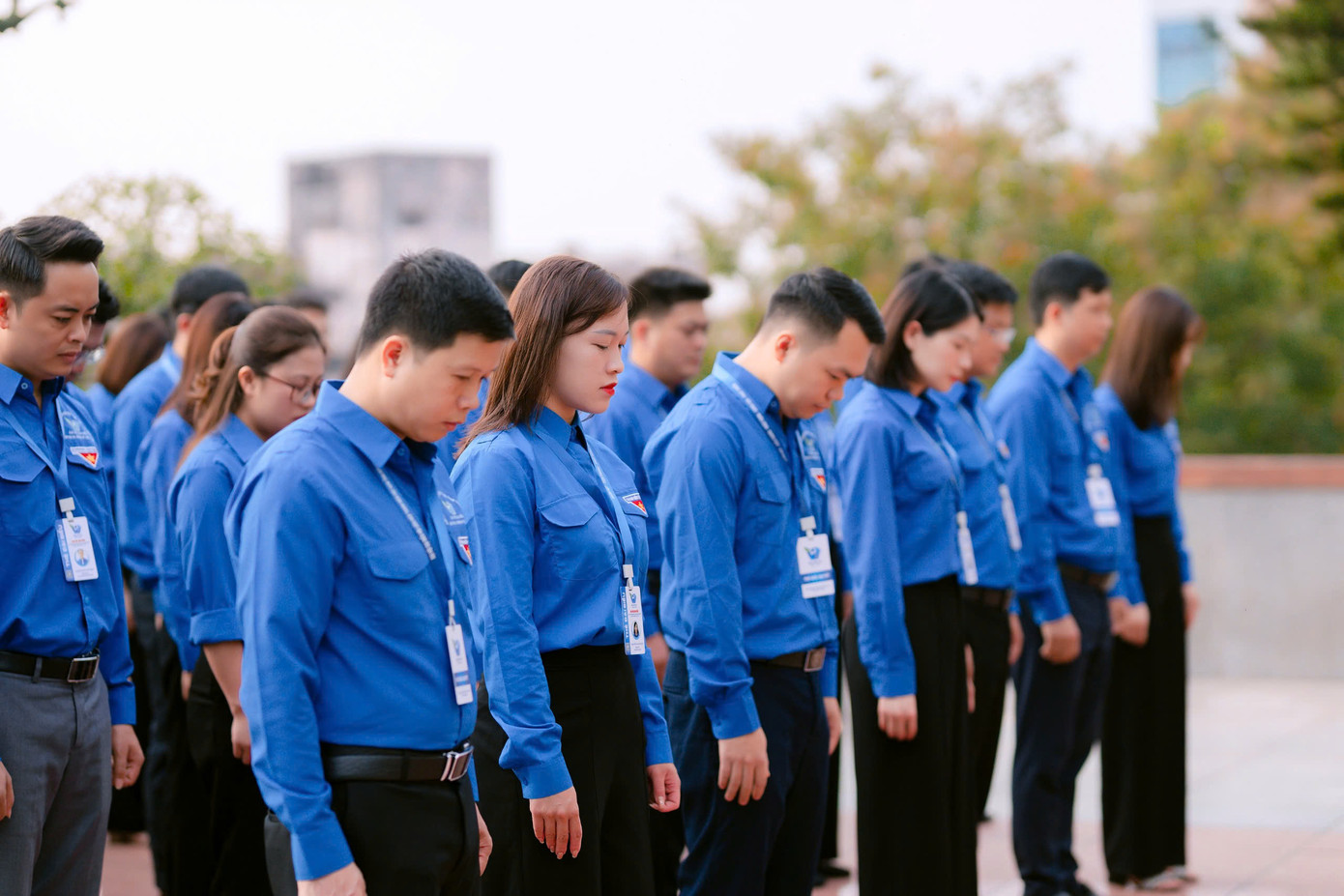 Các đại biểu dành một phút mặc niệm tưởng nhớ các anh hùng, liệt sĩ.