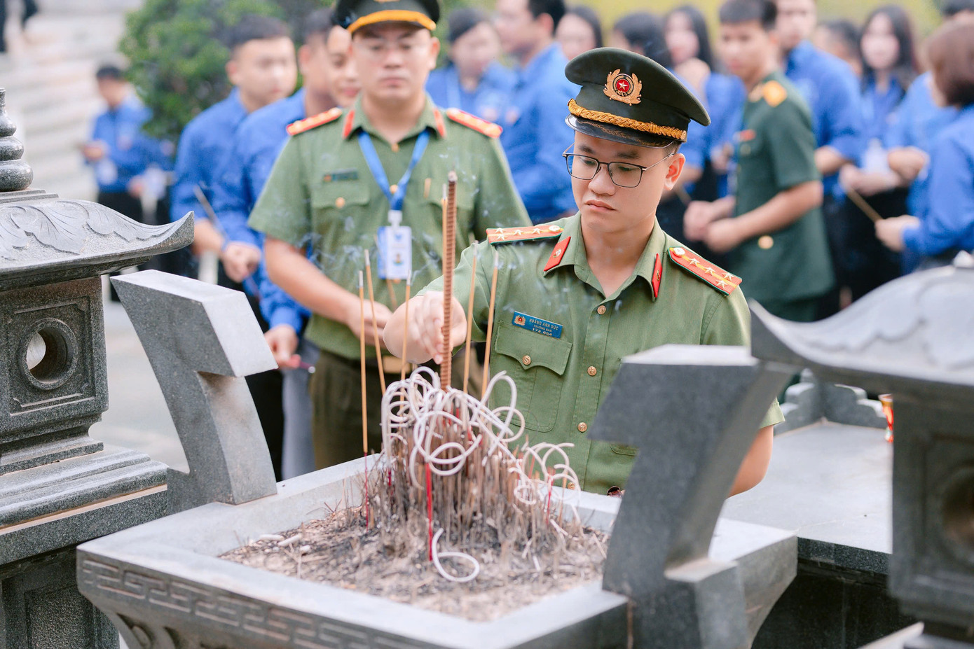 Các đại biểu thắp hương tưởng nhớ các anh hùng, liệt sĩ.
