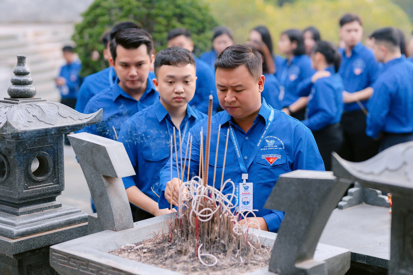 Các đại biểu thắp hương tưởng nhớ các anh hùng, liệt sĩ.