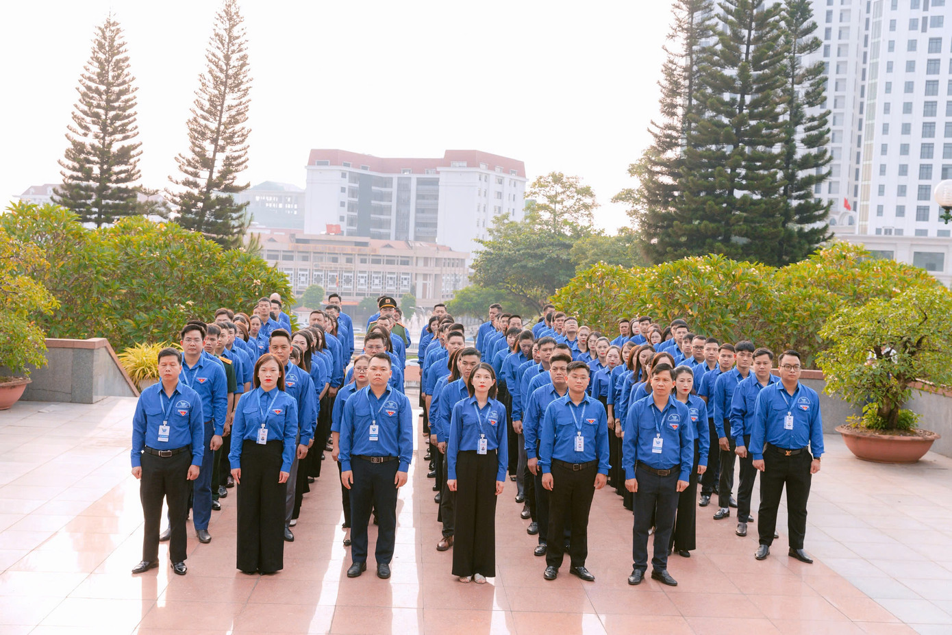 Các đại biểu dành một phút mặc niệm tưởng nhớ các anh hùng, liệt sĩ.