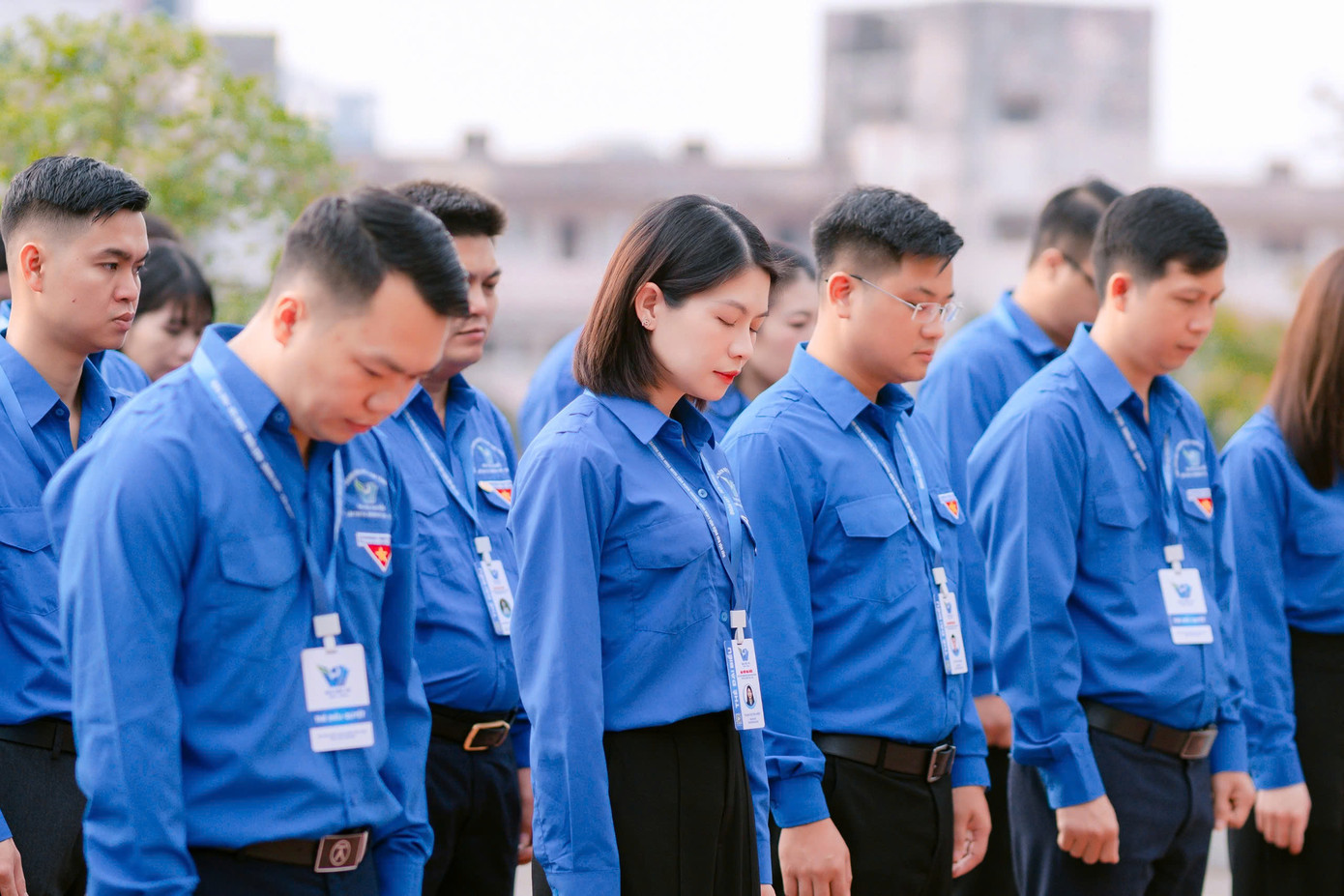 Các đại biểu dành một phút mặc niệm tưởng nhớ các anh hùng, liệt sĩ.