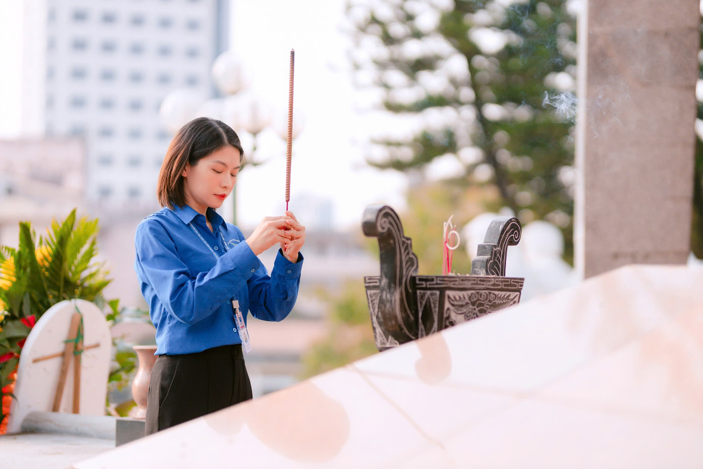 Các đại biểu thắp hương tưởng nhớ các anh hùng, liệt sĩ.