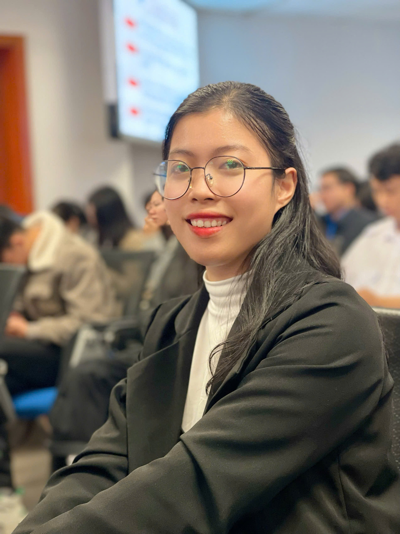 Dương Tiểu Vỹ trở thành người đầu tiên của trường và huyện đảo Lý Sơn (tỉnh Quảng Ngãi) đạt danh hiệu "Sinh viên 5 tốt" cấp Trung ương.