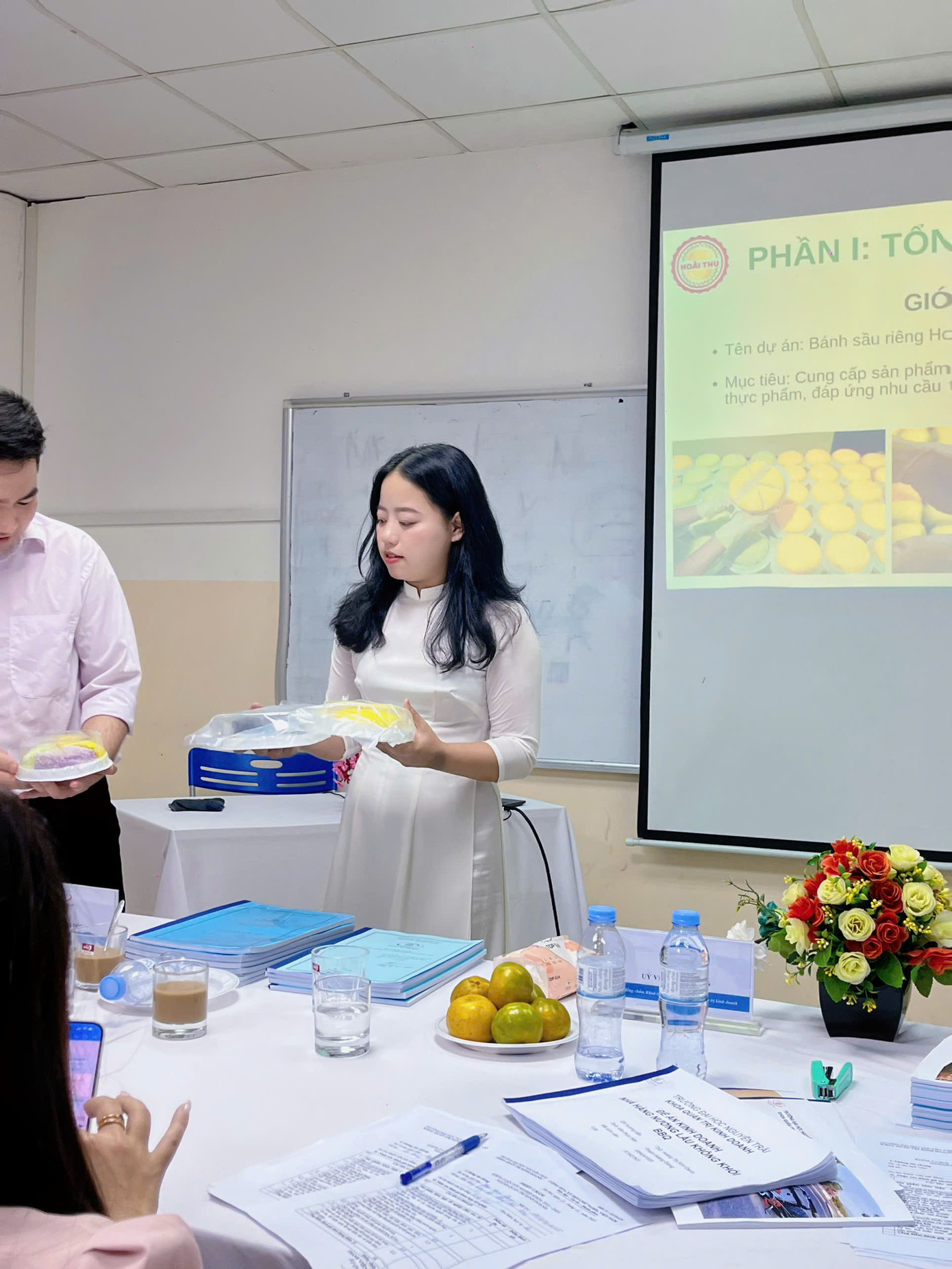 Nữ sinh trường ĐH Nguyễn Trãi tại Lễ bảo vệ luận văn.