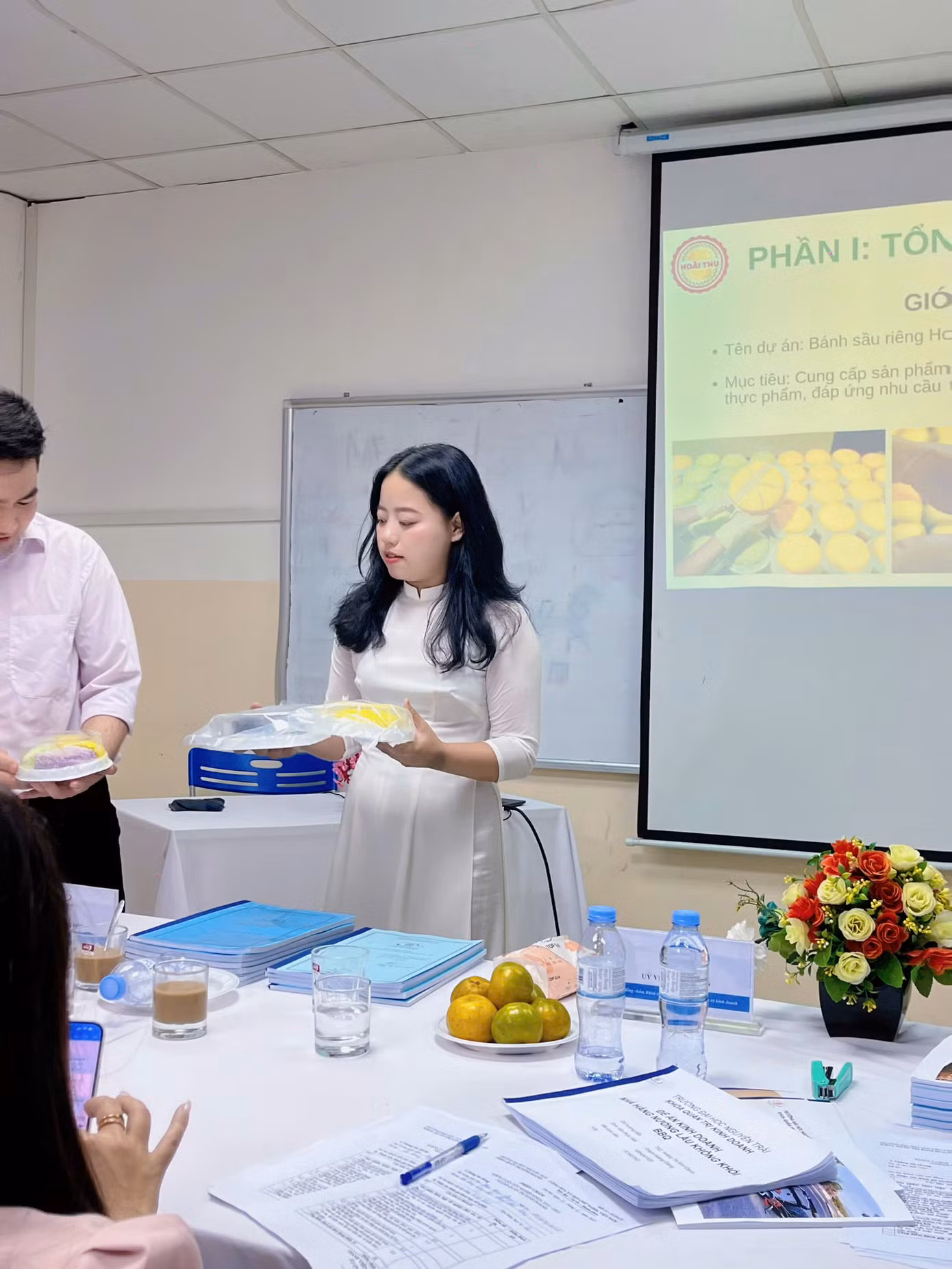 Nữ sinh trường ĐH Nguyễn Trãi tại Lễ bảo vệ luận văn.