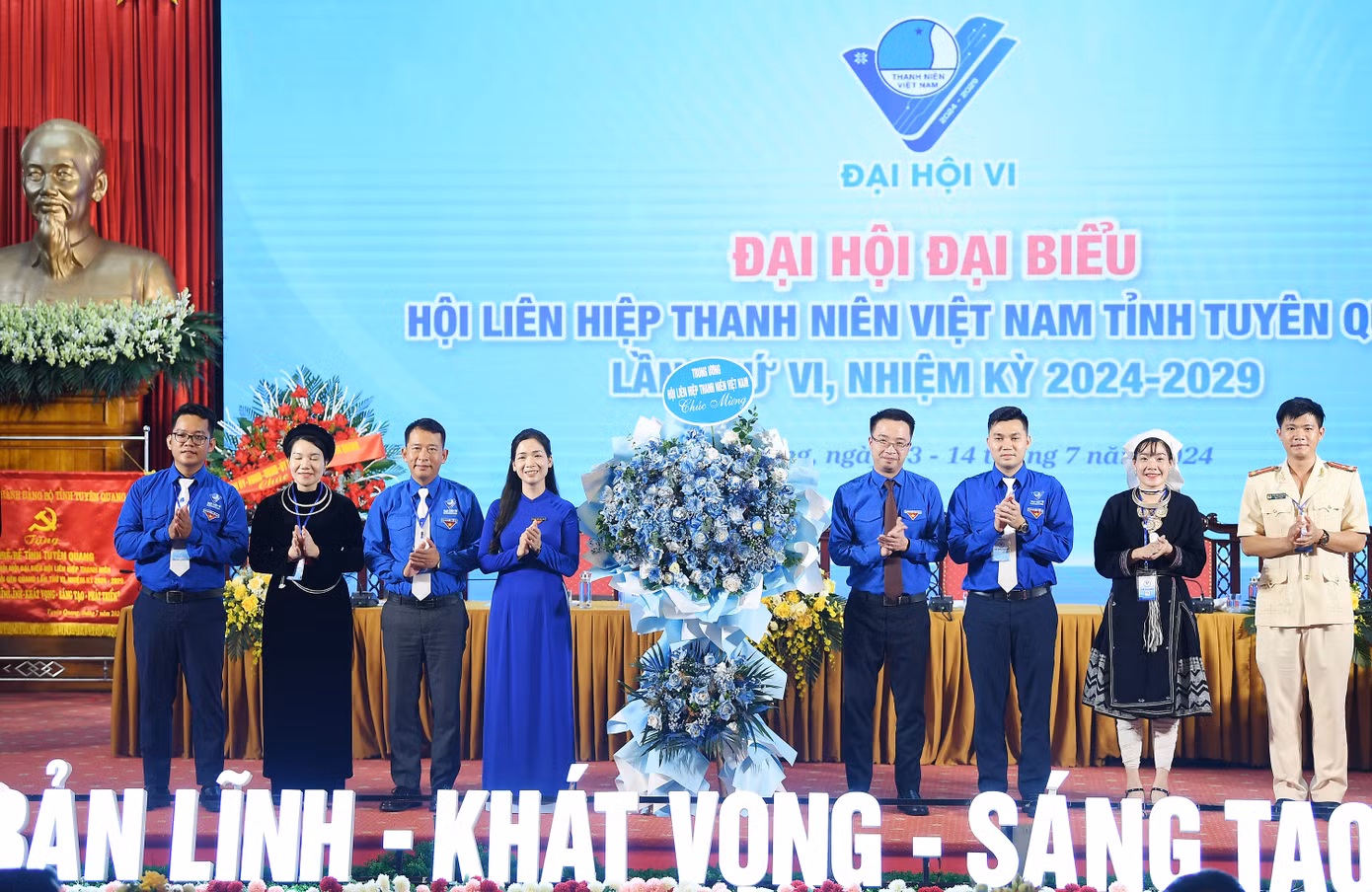 Thường trực T.Ư Hội LHTN Việt Nam tặng hoa chúc mừng thành công Đại hội. Ảnh: DƯƠNG TRIỀU
