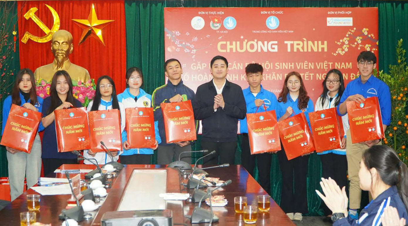 Ban Tổ chức trao quà cho các cán bộ Đoàn - Hội có hoàn cảnh khó khăn.