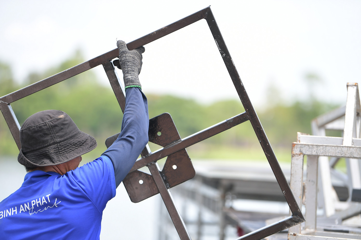 Công nhân tất bật làm ngày làm đêm, hoàn thiện sân khấu nổi giữa sông Hương.